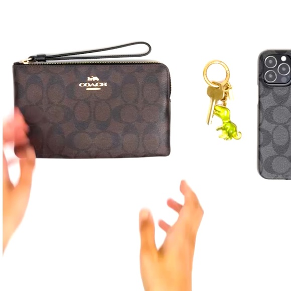 Coach larger Corner Zip Wristlet In Signature Canvas - Picture 3 of 4